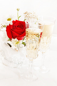 与婚礼鲜花的香槟