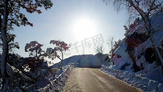 冬日早晨，阳光照耀在雪路上