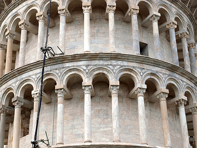 比萨 - 传奇塔周围精心设计的柱廊