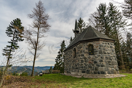 在黑森林美丽的舍瑙 (Schonau) 的 Belchen 徒步旅行