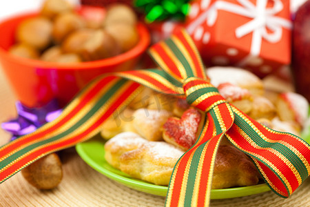 圣诞舞会摄影照片_“盘子、饼干、坚果、苹果、蝴蝶结、盒子、礼物、圣诞舞会”
