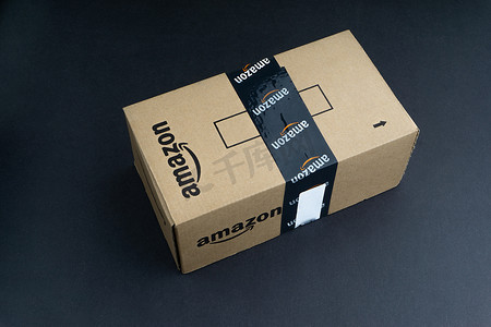 prime摄影照片_黑色背景中的亚马逊 Prime 箱子或亚马逊运输箱