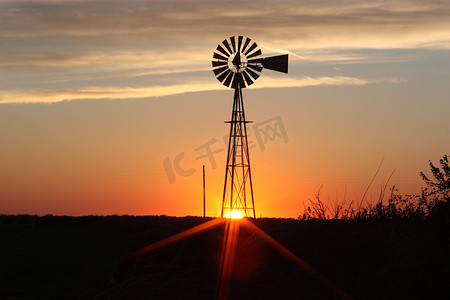 堪萨斯州摄影照片_星滤风车日落