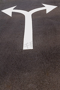 两个箭头指向摄影照片_道路上的箭头指向离子两个方向