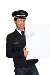 一名身着飞行员服装的男子的肖像