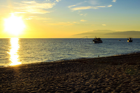 阿尔梅里亚加塔角海滩上的日落