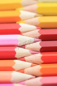“彩色铅笔，黄色、粉色和红色”