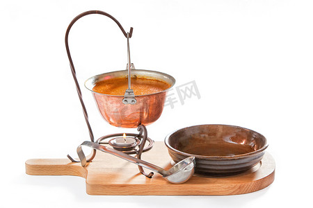 牛汤摄影照片_炖牛肉汤用勺子和盘子放在锅里