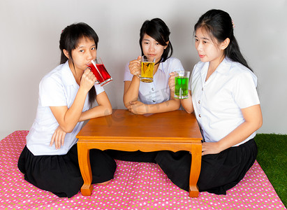 亚裔泰国学生喝苏打水