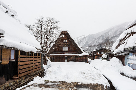 冬季乡村房屋摄影照片_冬季有雪的白川乡村。