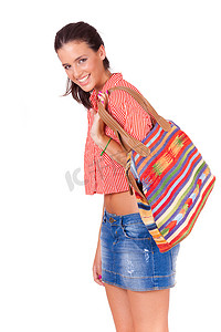 年轻漂亮的女人背着彩色包走路