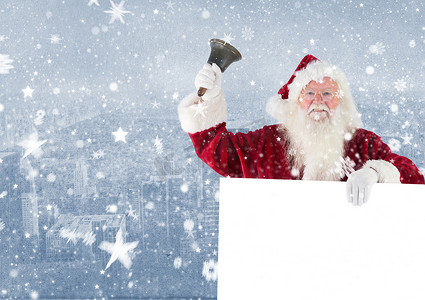 响铃摄影照片_拿着一张空白的招贴和响铃的圣诞老人
