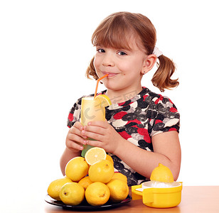 小女孩喝柠檬水