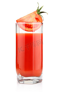 一杯番茄汁和分离出绿叶的水果