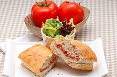 恰巴塔帕尼尼三明治配帕尔马火腿和番茄