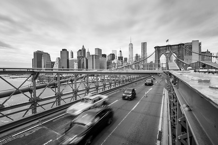 穿过纽约布鲁克林大桥的汽车