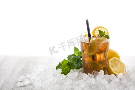在玻璃和冰中加柠檬的冰茶饮料