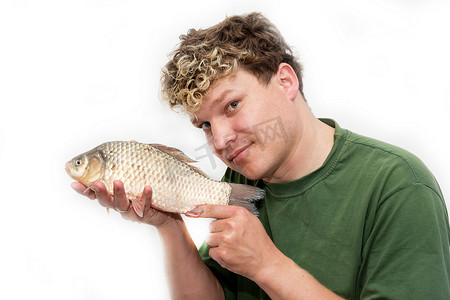 干煎带鱼摄影照片_白色背景中带鱼的男人