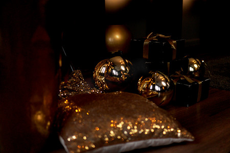 黑色礼盒，带金色丝带和黑色大金新年球