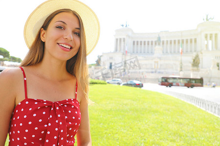 旅游征集摄影照片_威尼斯广场罗马著名地标的微笑美丽旅游女孩的画像。