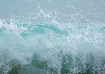 海浪破浪中的绿松石波浪顶部