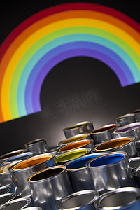 金属罐头摄影照片_彩虹，有颜色油漆的锡金属罐头
