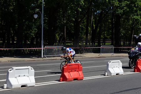 白俄罗斯明斯克-2019 年 6 月 25 日：来自摩尔多瓦的自行车手参加了 2019 年 6 月 25 日在白俄罗斯明斯克举行的第二届欧洲运动会的男子拆分开始个人赛