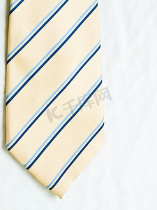 在白色背景上隔离的条纹黄色和蓝色领带。