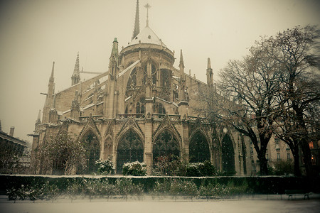 “大雪之下的巴黎圣母院”