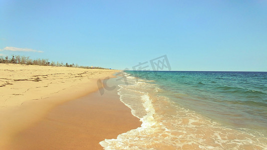活东海报摄影照片_美国罗得岛州东海滩蓝色海洋软波