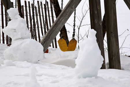 雪人融化摄影照片_在儿童游乐场融化雪人