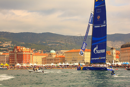 “Esimit Europa 2 是第 46 届 Barcolana 帆船赛的冠军，的里雅斯特”