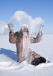 玩雪摄影照片_十几岁的女孩玩雪