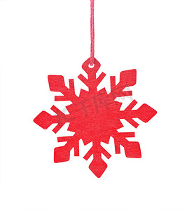 挂在白色背景上的木制雪花圣诞树装饰品。