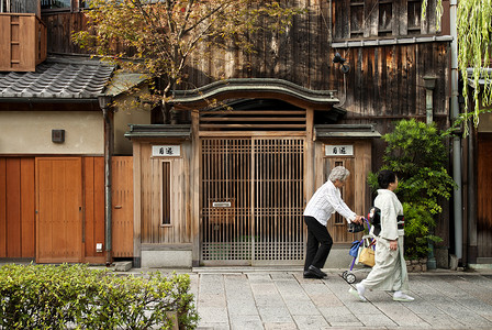 日本京都街头穿着和服的女人