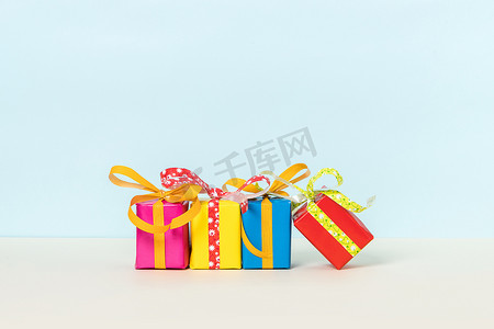柔和背景上的四个彩色礼品盒。