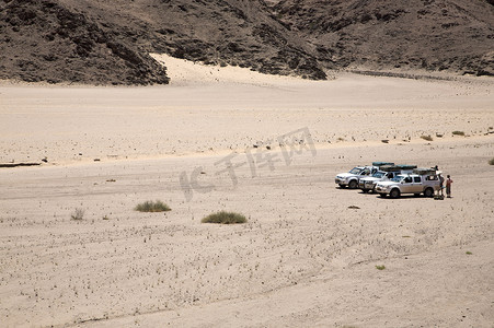 高档越野汽车摄影照片_骷髅海岸沙漠中的越野