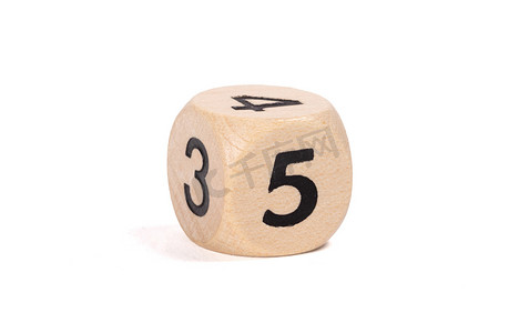数字5摄影照片_小木骰子，上面写着数字