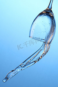 水流元素摄影照片_在玻璃杯中流动着新鲜的水流