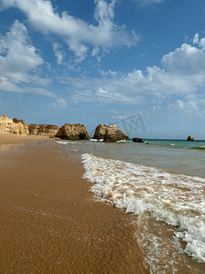 “世界上最美丽的海滩之一——葡萄牙阿尔加维波尔蒂芒的 Praia da Rocha”