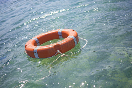 泳救生圈摄影照片_透明海面上的救生圈