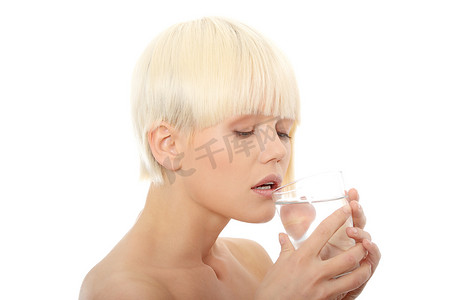女人喝水
