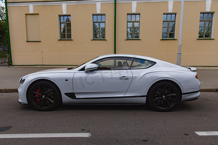 品牌轿车摄影照片_白色全新豪华运动猫Bentley Continental GT 2018 coupe