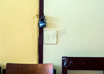 教室背景墙摄影照片_旧教室的门是锁着的