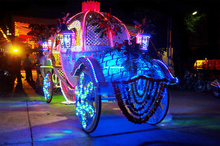 新郎马和马车婚礼在晚上印度