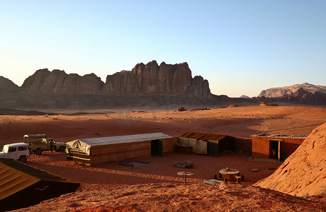 “约旦沙漠瓦迪天堂的旅游停车场”