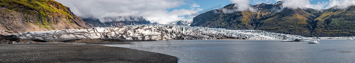 Skaftafellsjokull 冰川和游客的全景，在冰岛南部的 Skaftafell 附近漫步，夏天