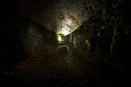 废弃铁路隧道的黑暗