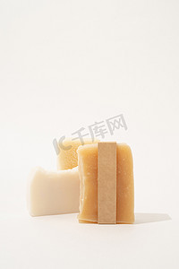 毛毡袋样机摄影照片_一堆手工制作的肥皂和工艺带，用于白色背景的模拟设计