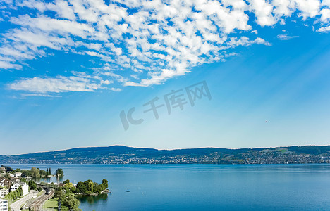 蓝水摄影照片_Wollerau 的苏黎世湖、瑞士施维茨州、苏黎世湖、瑞士山景、夏季蓝水和天空、田园诗般的自然和完美的旅游目的地，是风景艺术印刷品的理想选择